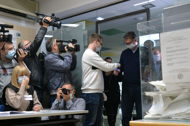 Председник Вучић гласао на Новом Београду (ФОТО)